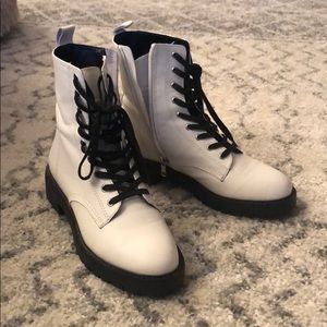 Steve Madden White Leather boots SIZE 8.5